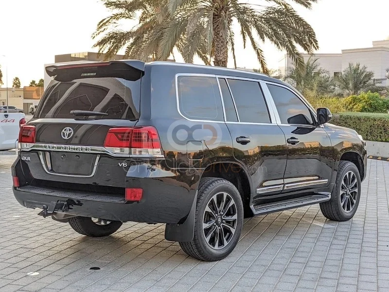How International Buyers Buy Used Cars Dubai for Global Automotive Trade